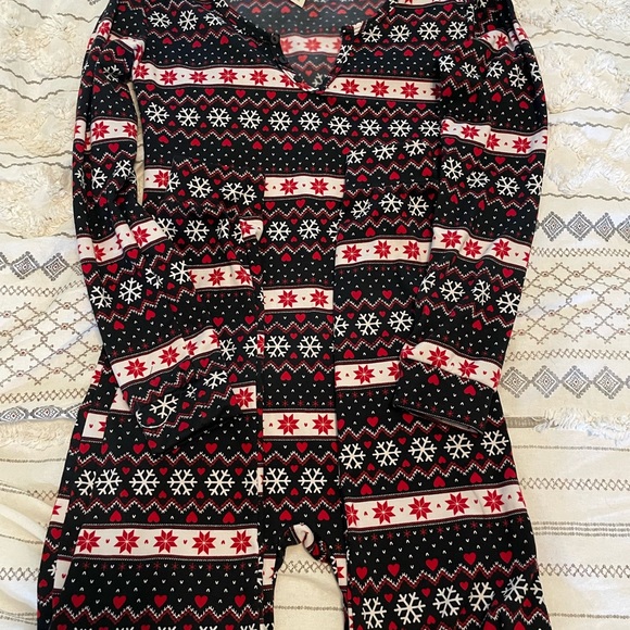 Shosho Black and Red Snowflake Pajama Top - Picture 1 of 2